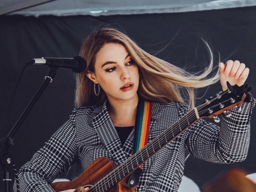 Live music with Lauren Nicole